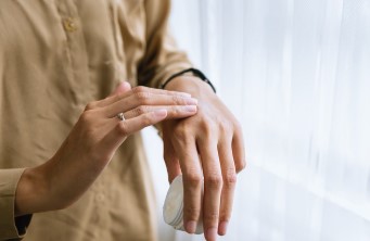 선크림 바를 때 &lsquo;이곳&rsquo; 빼먹으면 피부암 위험 커진다! 놓치기 쉬운 자외선 사각지대