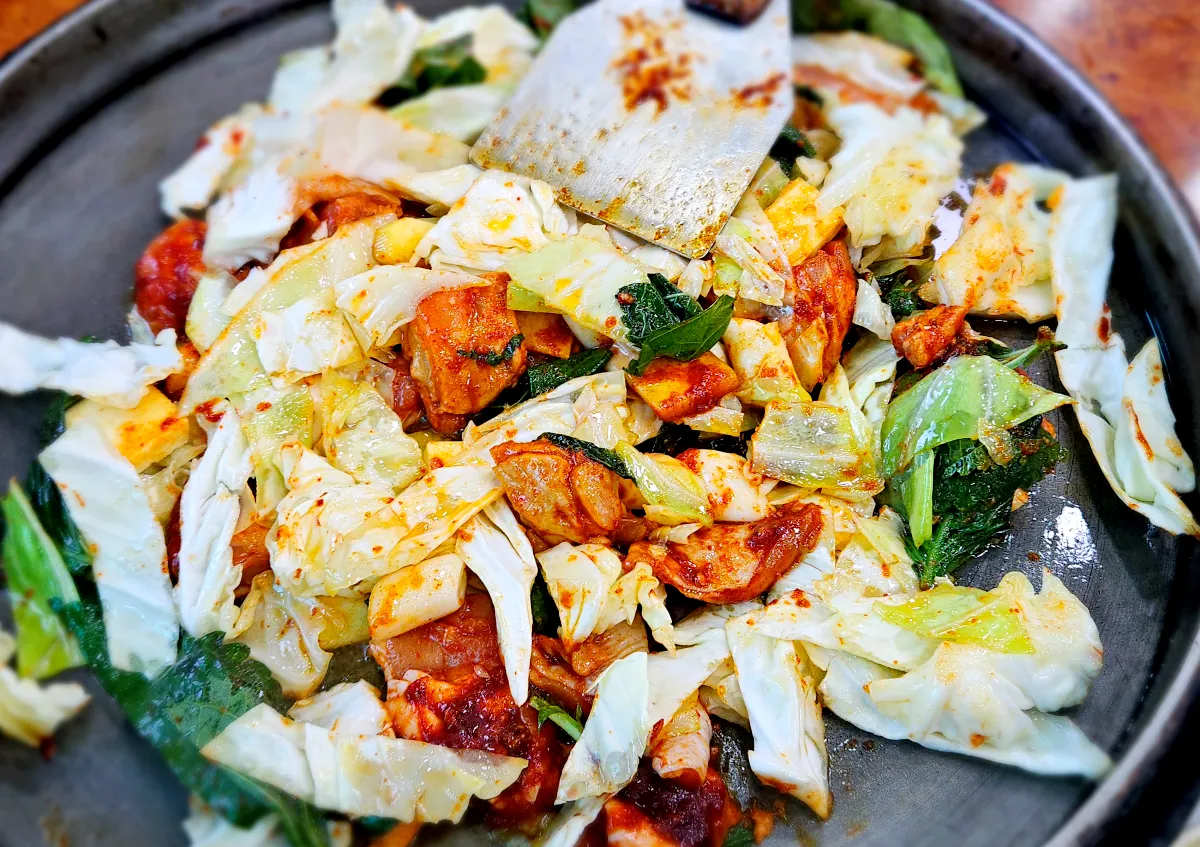 강원도-춘천시-학곡리닭갈비-볶는과정1