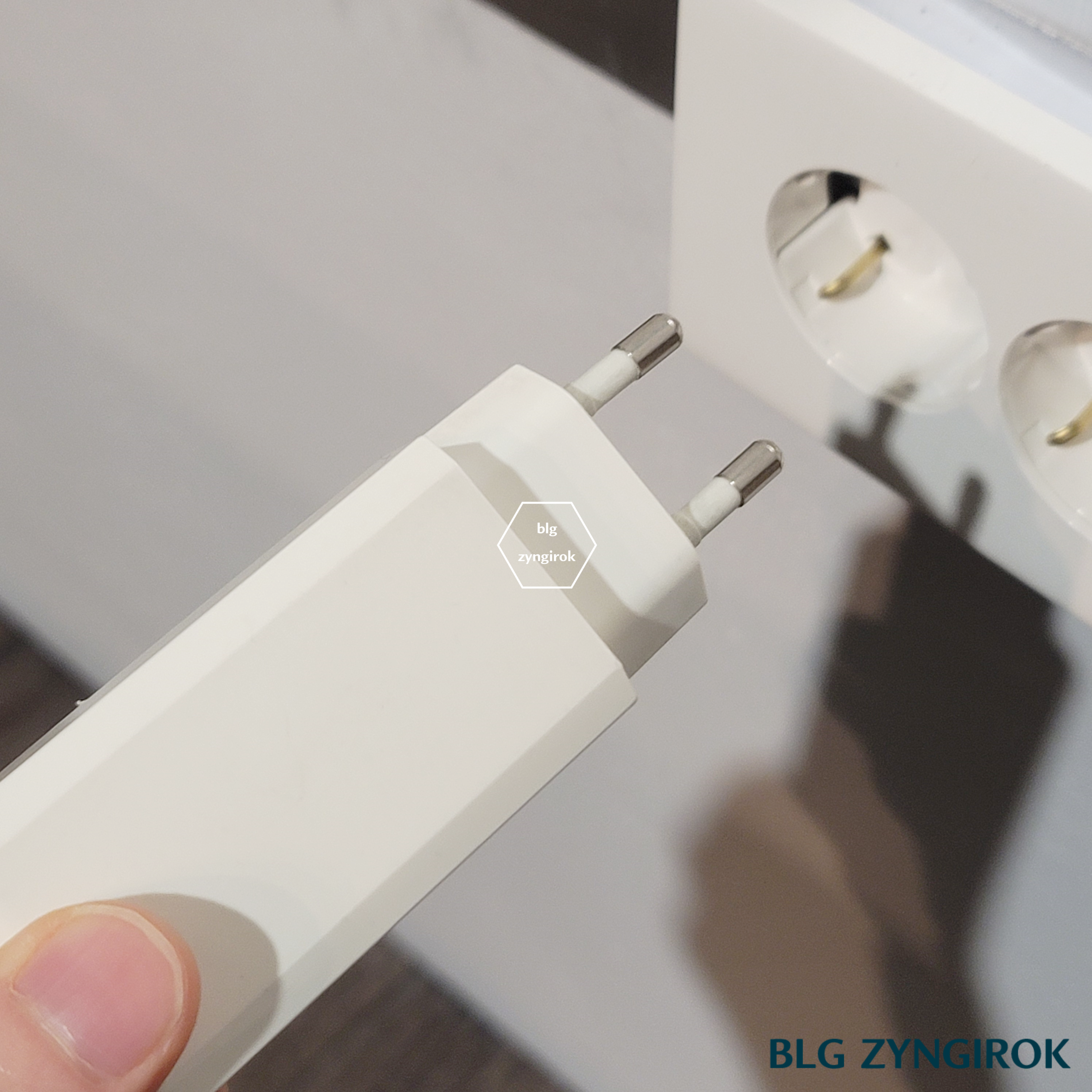 엘지-그램-충전기를-콘센트에서-뽑는다