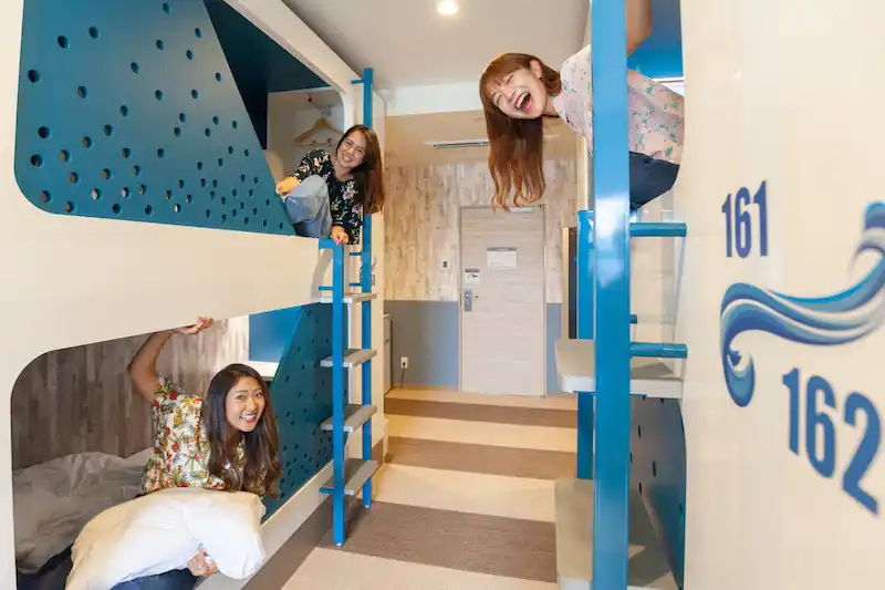 호스텔은 최대 8인 1실입니다.