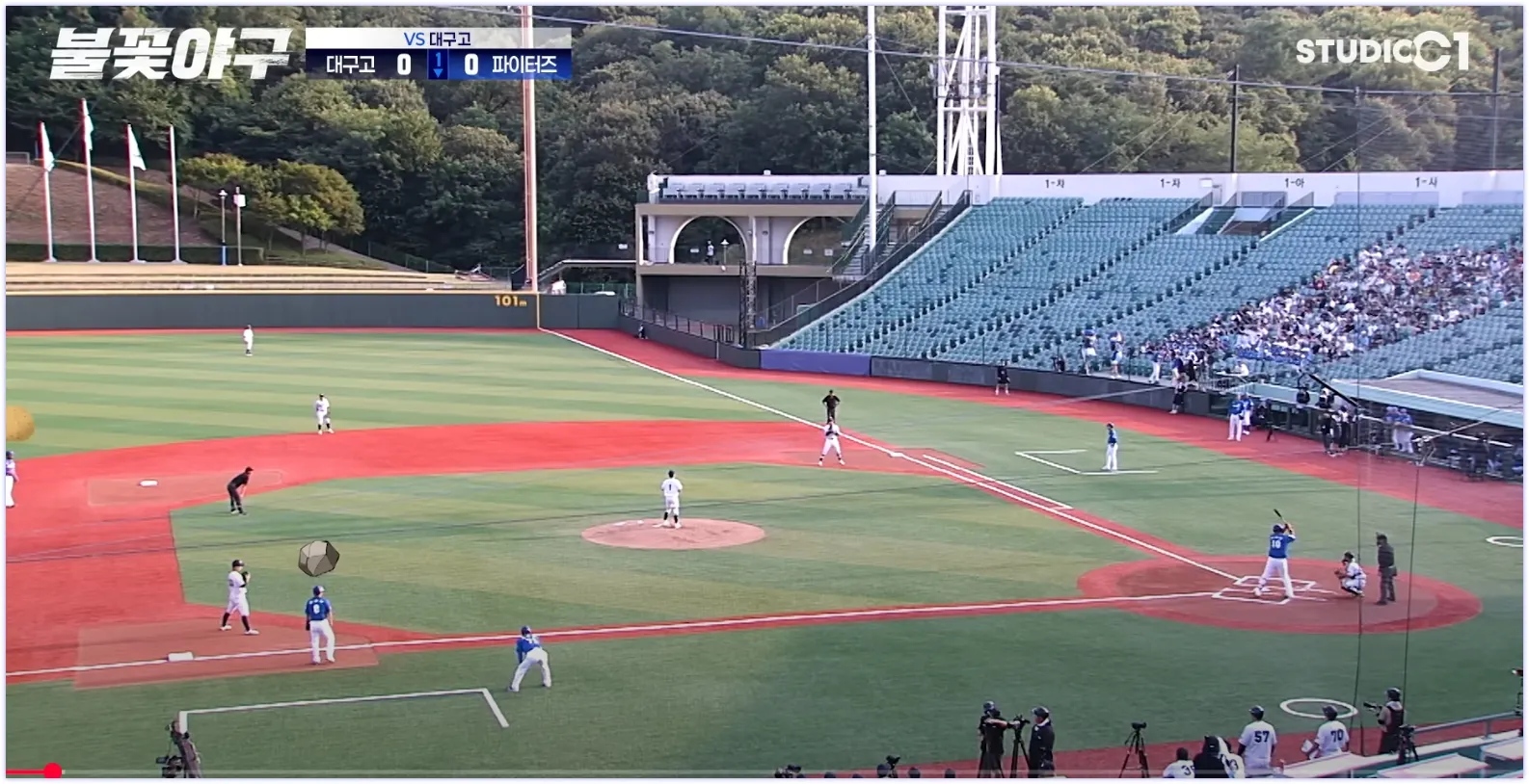 야외 경기장에서 펼쳐지는 불꽃야구 직관 &ndash; 생동감 넘치는 예능 야구