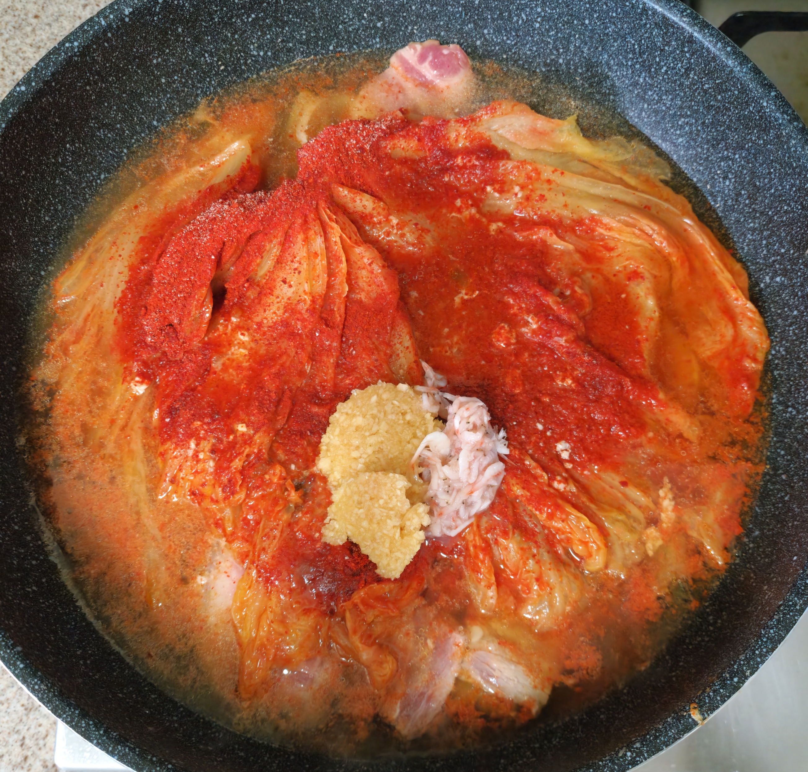 육수와-양념재료를-넣어-끓여내는-모습