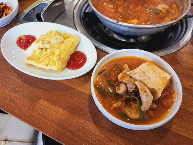 계란말이와-김치찌개