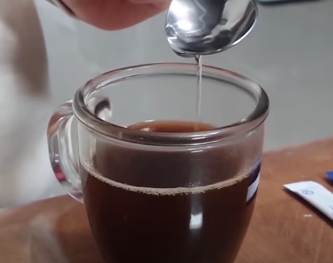 MCT 오일 섞는 커피