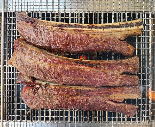 숯불에 굽고있는 우대갈비