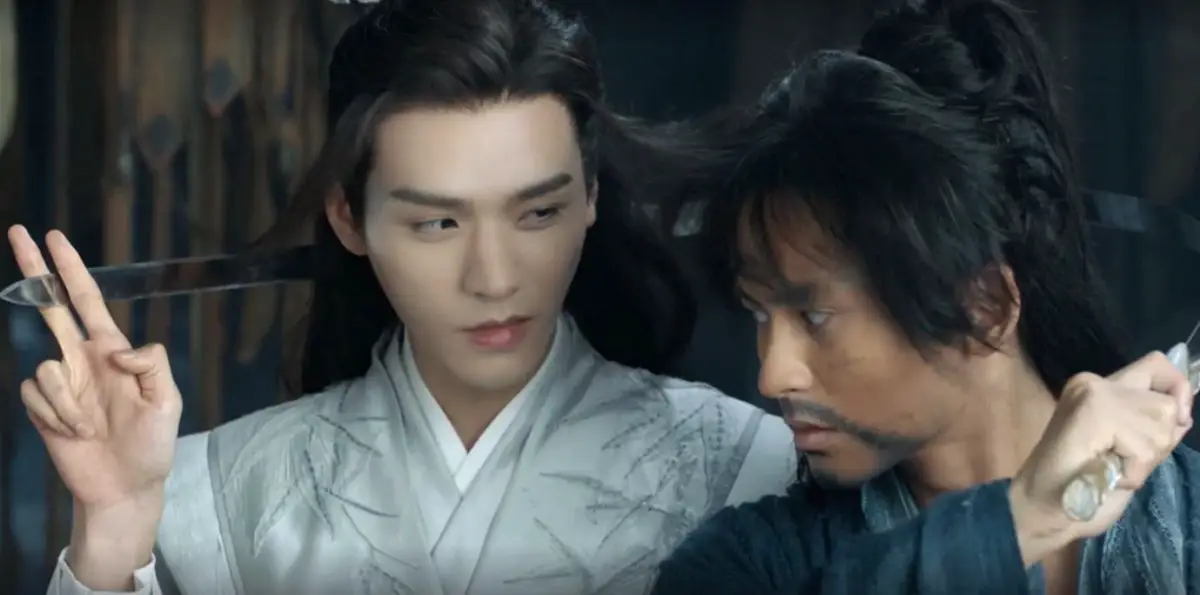 온객행이-주자서-칼을잡고-미소짓는-모습