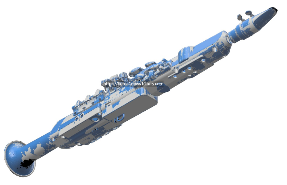 3D스캔 한 메시데이터와 완료된 역설계 데이터를 겹친 놓은 상태