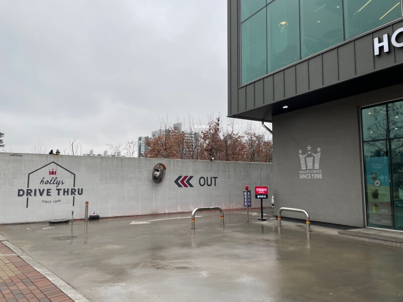 오산 카페 할리스 오산대역 DT점 - 드라이브 스루