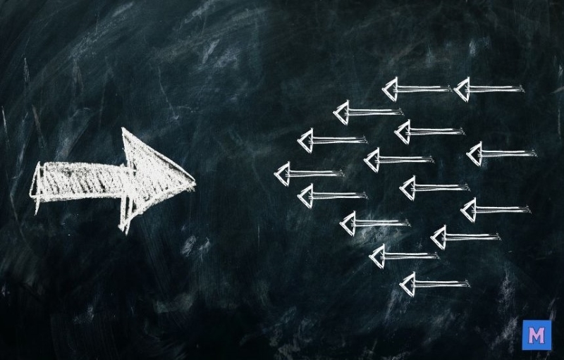 큰 화살표 하나가 여러 작은 화살표들과 반대 방향을 가리키는 칠판 그림, 회복탄력성과 역경 극복을 상징하는 이미지 via canva