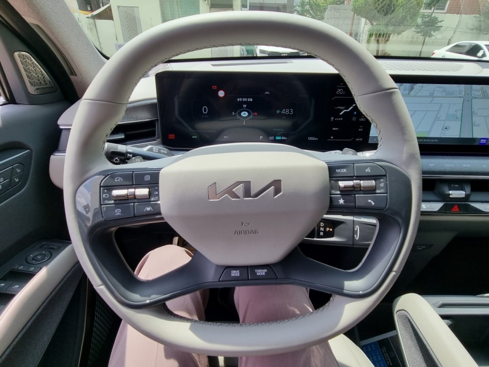 EV9 운전대는 이렇습니다.