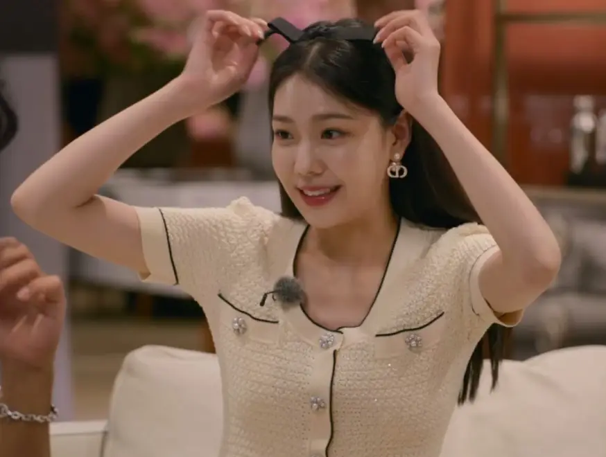 솔로지옥 3-
흰색옷으 입고 머리 검은리본띠를 들며 상대방을 향해 웃고있는 여자 출연자 조민지