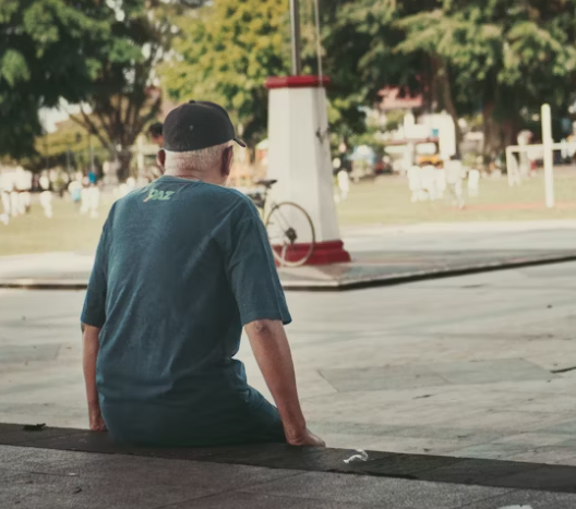 기초연금을 고민하고 있는 노인