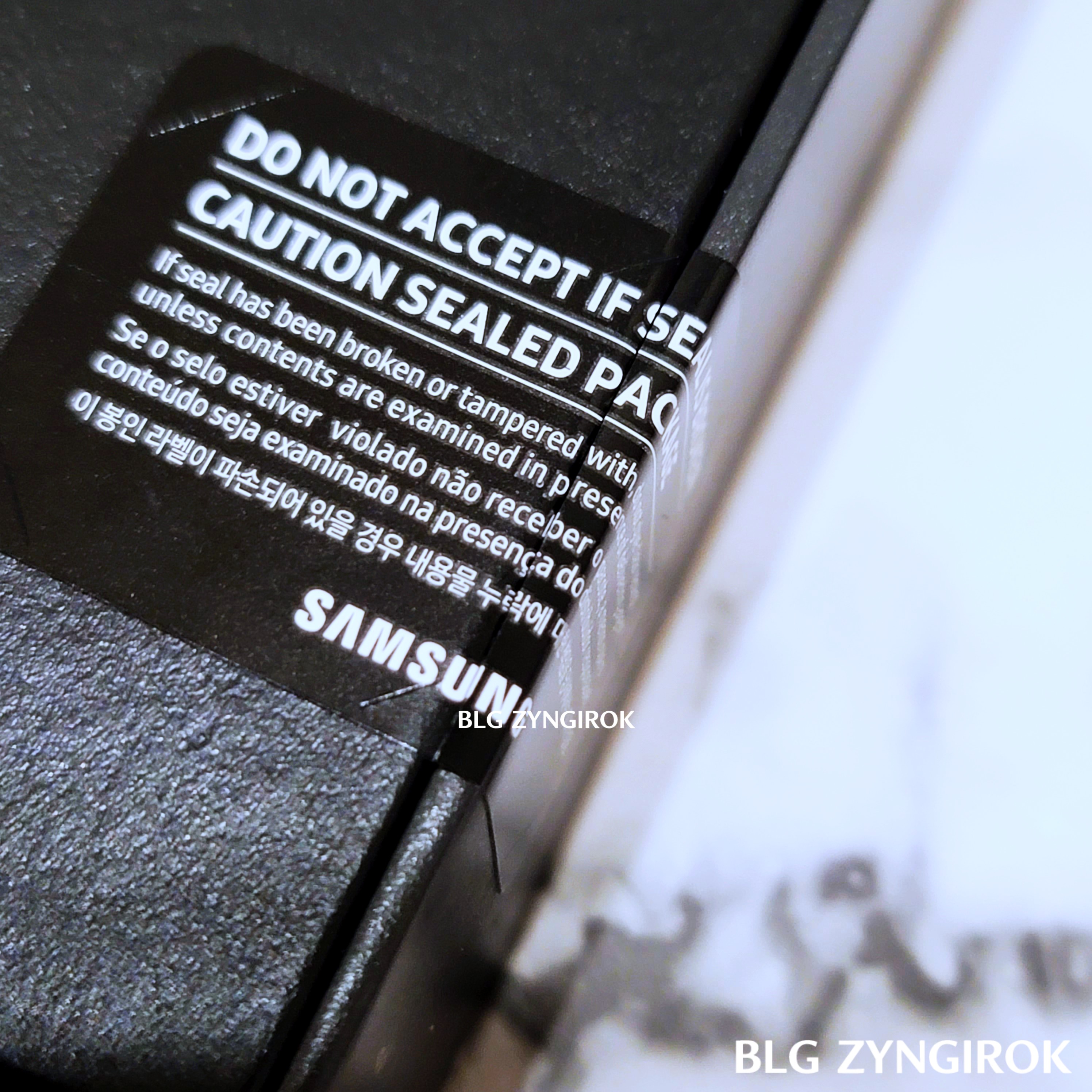 상자-뒷편-오른쪽에-붙어있는-밀봉씰을-개봉한-모습이다.