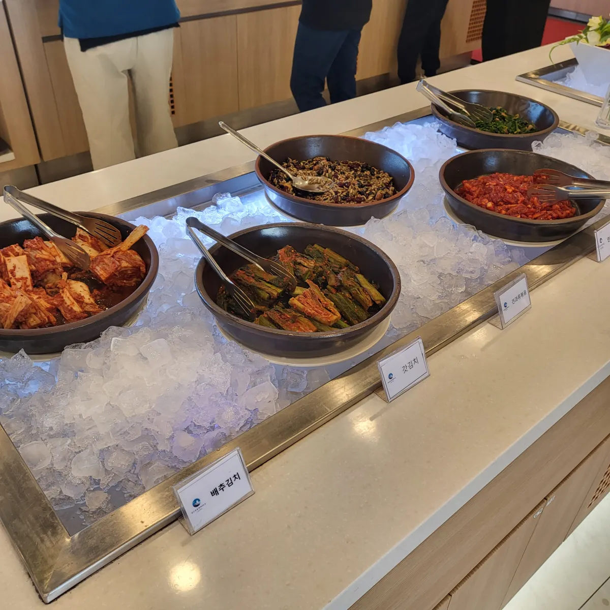 갓김치와-각종-한식-반찬들