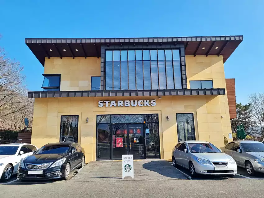 스타벅스 대구팔공산점 정면입니다.