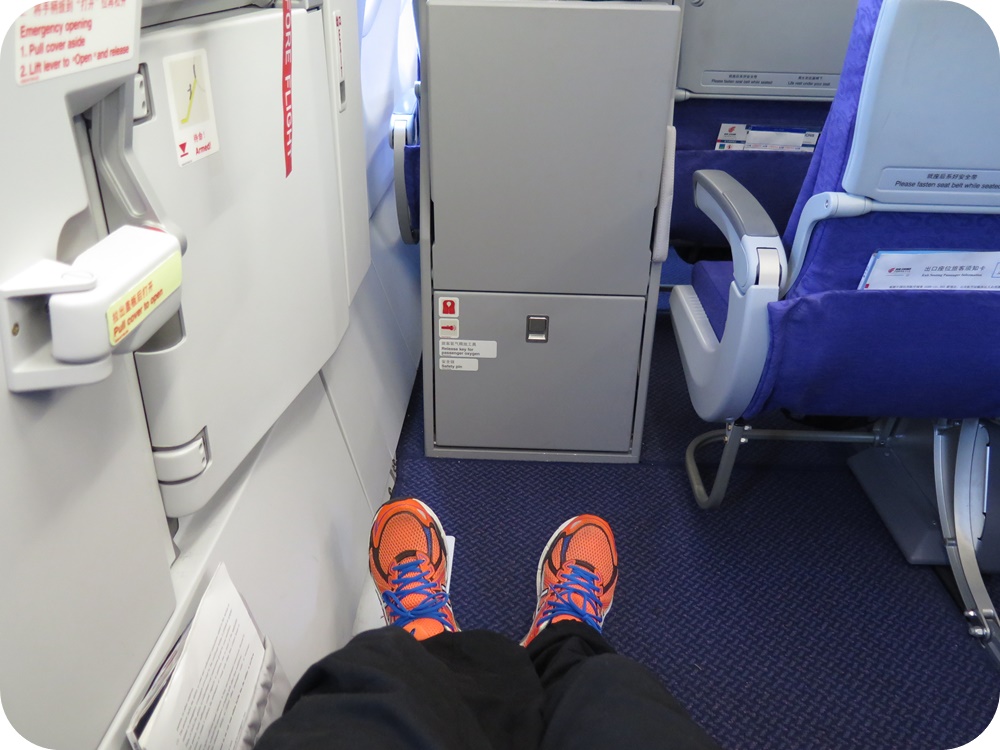 기내-비상구석-넓은-앞쪽공간-다리-주황색-신발