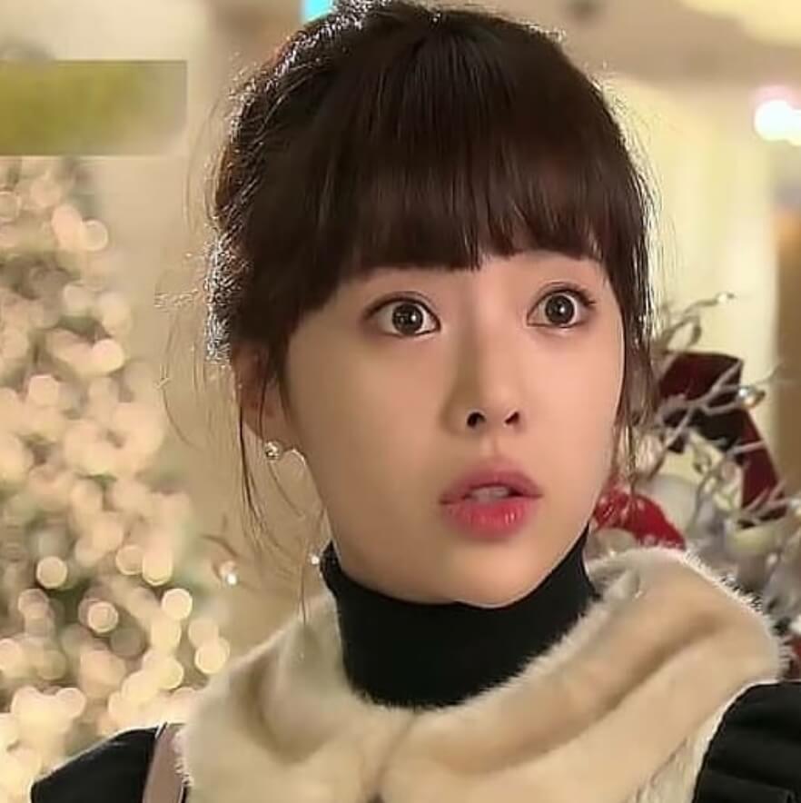 머리묶은여성의모습