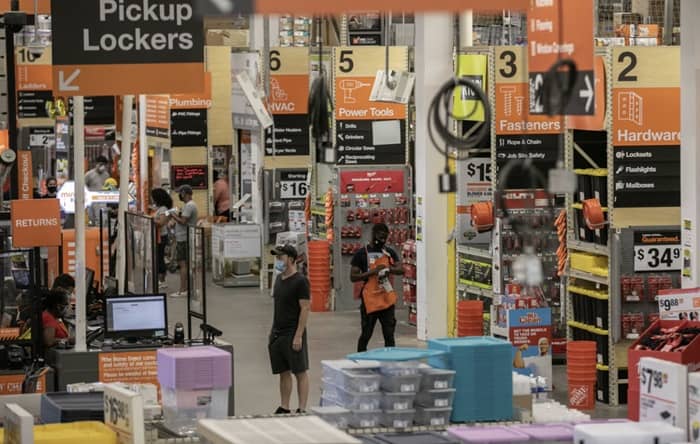 Home Depot was the first of the big U.S. retailers to report earnings this week. Photo: Jeenah Moon/Bloomberg News