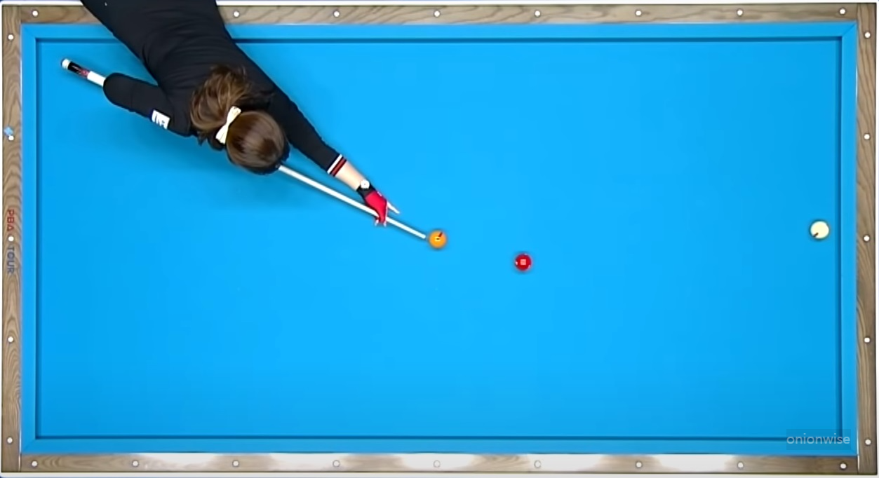 김명희 당구선수가 스토로크를 하는 모습