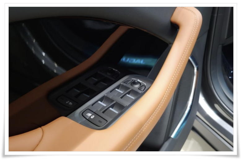 재규어 I-PACE 도어 트림의 미러 조절 버튼 위치