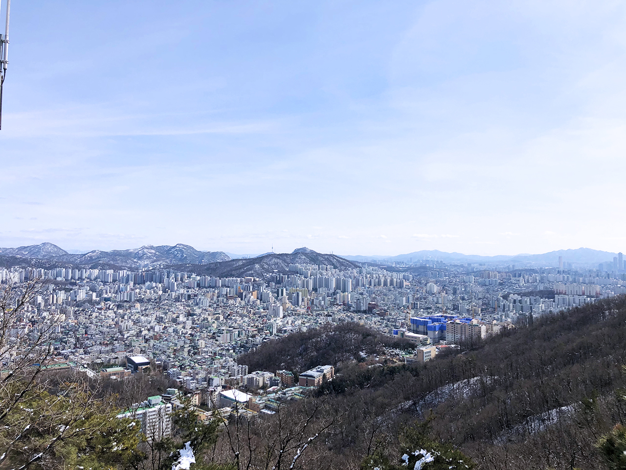 멀리 보이는 남산타워