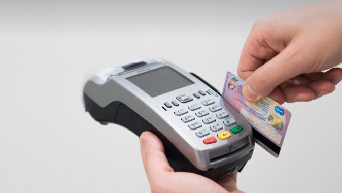 미국 렌트카 할인방법 크레딧카드 이용해서 보험료 절야갛는 방법 단말기에 크레딧카드 긁고 있음