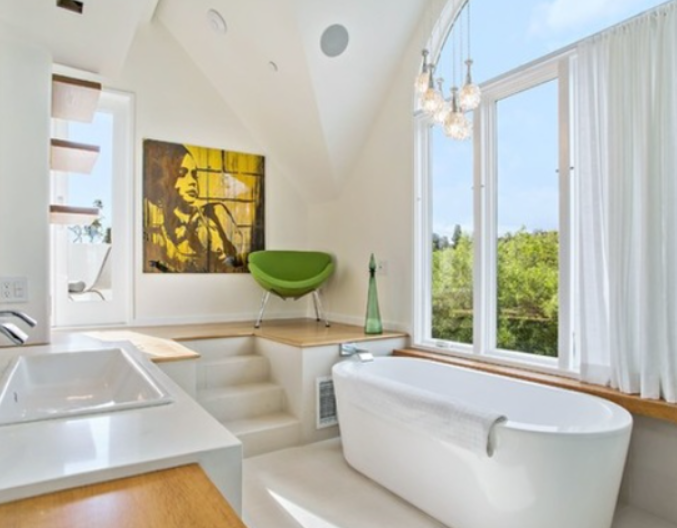 창문이 있는 욕실 모습