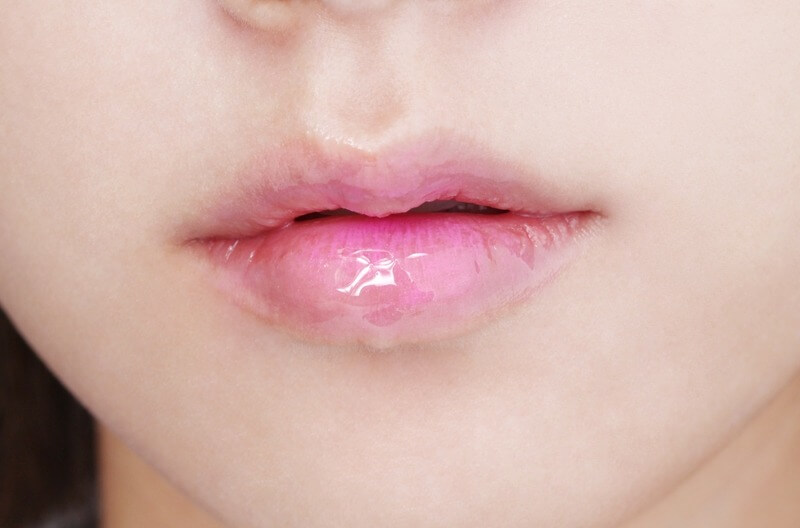 얼굴톤에 따른 립틴트 컬러 선택 가이드 이미지로 웜톤 쿨톤별 어울리는 립 컬러 비교를 담은 뷰티 정보 그래픽