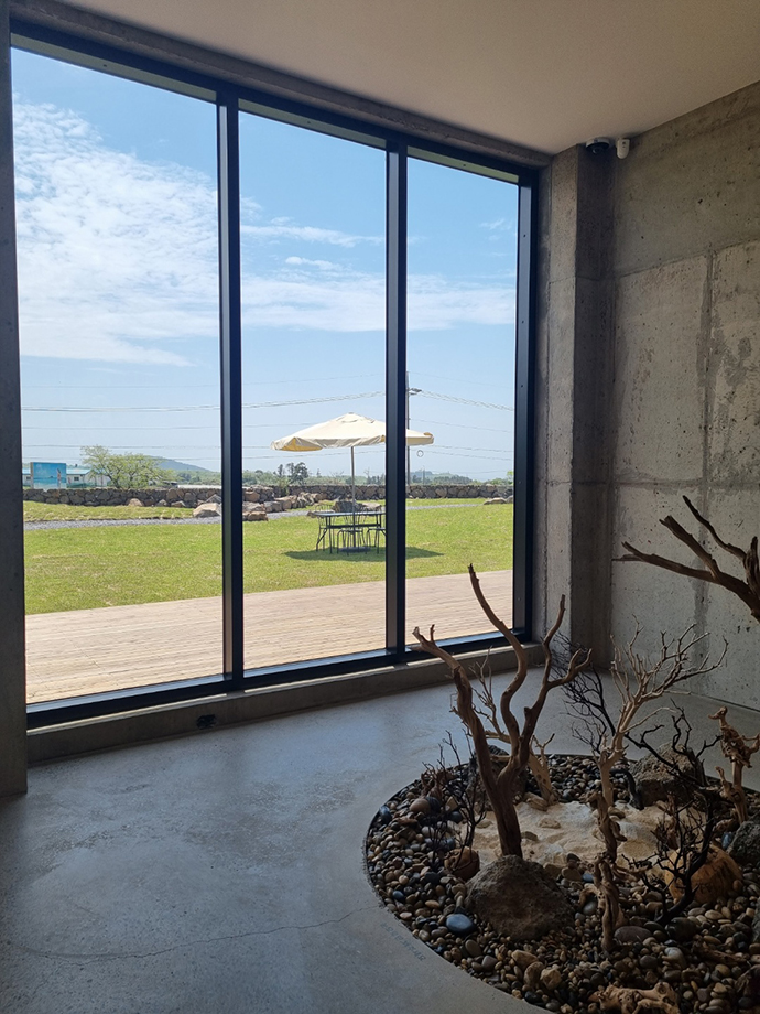 바이못-창문-풍경