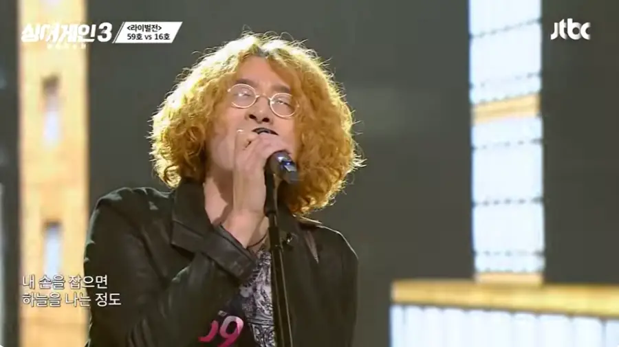 싱어게인3-
노란색 곱슬머리 가죽자켓에 스탠딩마이크를 잡고 노래하는 59호