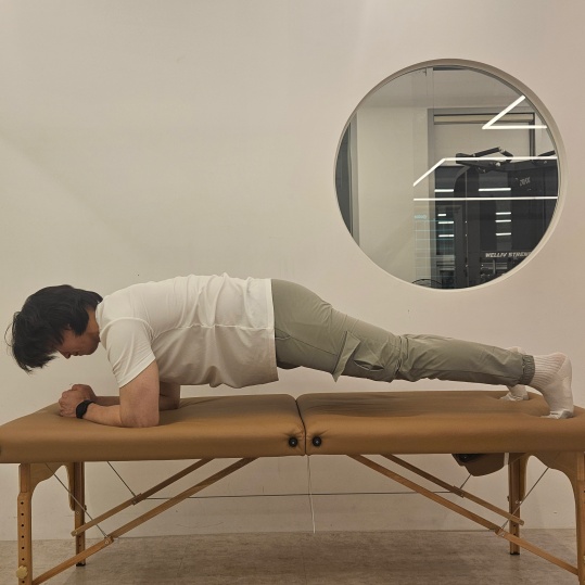 팔꿈치로-업드린-운동자세