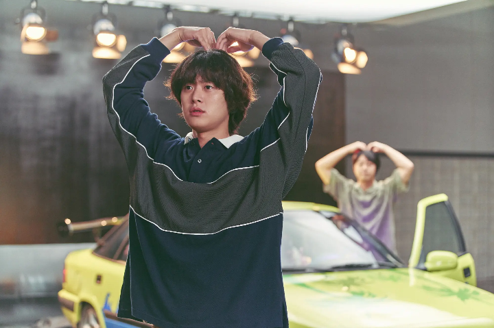 하트포즈를하고있는공명