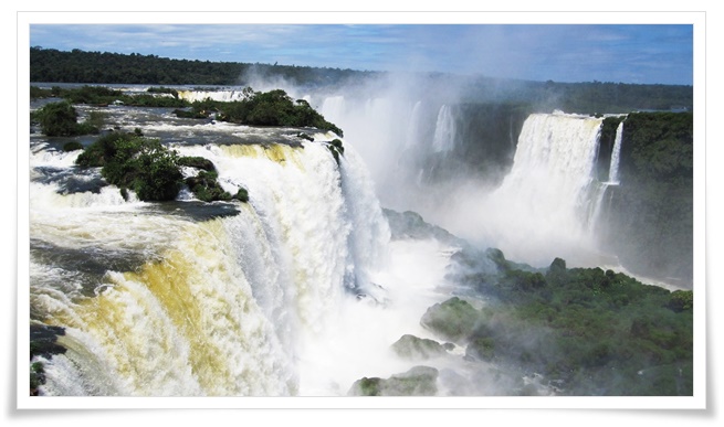 넓은 폭과 높은 절벽에서 떨어지는 폭포수에 물보라가 끊임없이 치솟아 올라 마치 폭파하는듯한 자연의 힘에 압도당하는 느낌의 폭포 사진