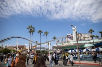 푸른 하늘 아래로 많은 사람들이 있다