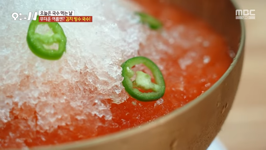 김포구름달국수-김치빙수국수-매콤한고추토핑