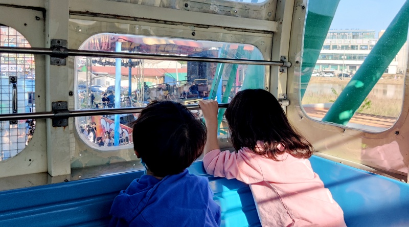 무서워서 안저전바를 붙잡고 타는 쿠앙이 쿠웅이