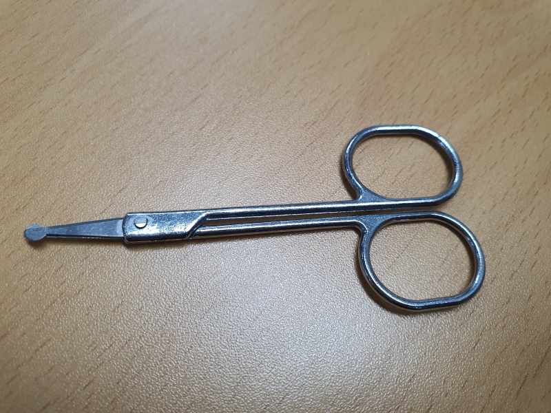 책상위-코털가위