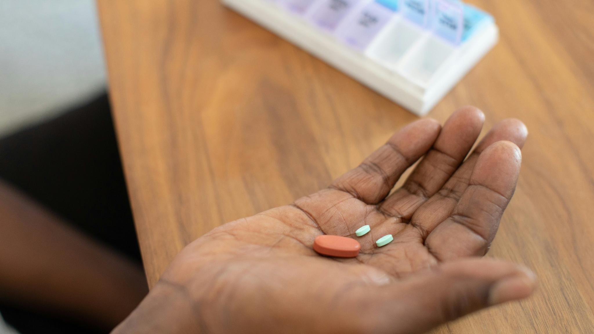 시니어 여름철 건강 관리를 위한 약물 복용과 병원 방문 예방법