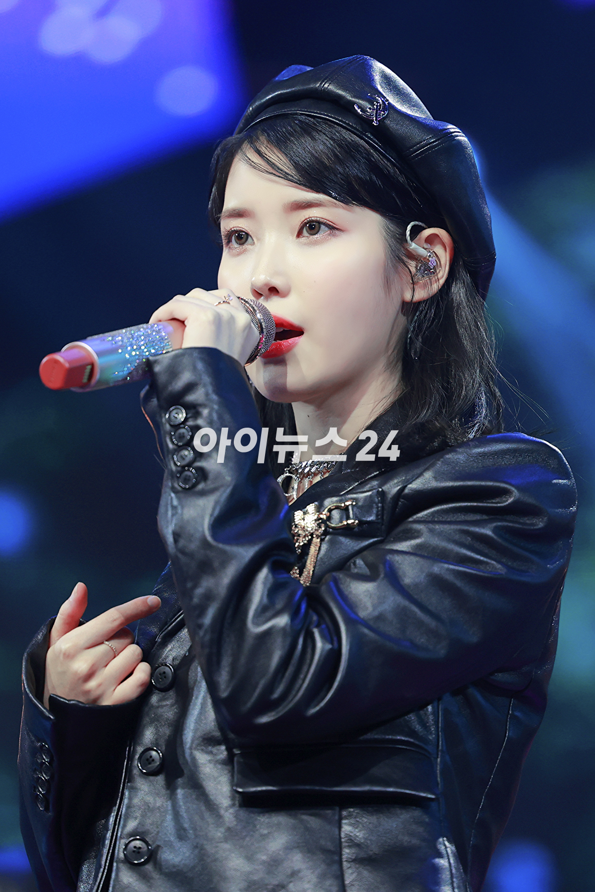 가수 아이유가 4일 오후 온라인 생중계로 진행된 'MMA2021(멜론 뮤직 어워드2021)' 시상식에서 멋진 무대를 선보이고 있다. [사진=멜론뮤직어워드사무국]