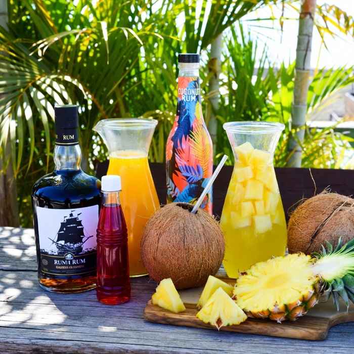 바하마 마마 재료 - 다크 럼, 코코넛 럼, 파인애플 및 오렌지 주스와 열대 과일