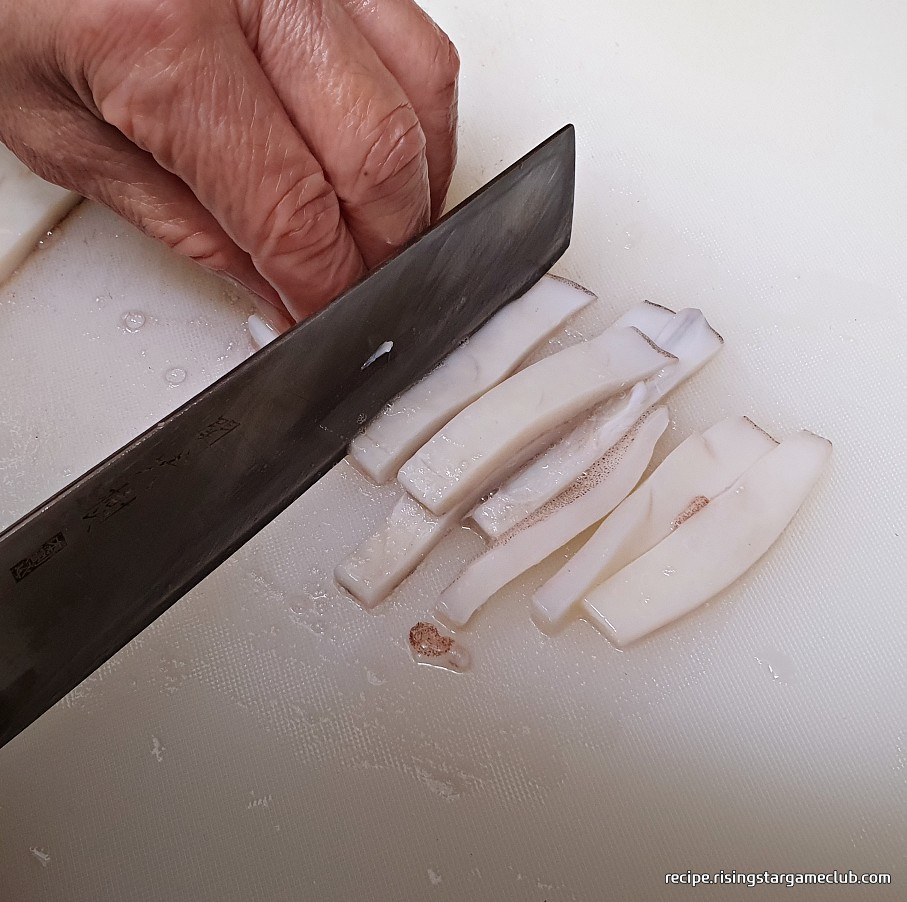 맛있는 오징어볶음에 들어갈 오징어 몸통을 적당한 크기로 잘라주는 사진