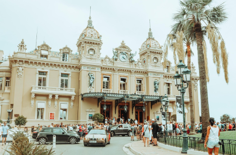 모나코, 세금 회피와 고급 관광 산업의 결합