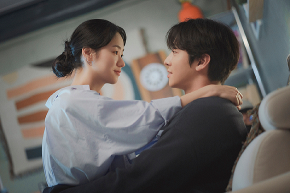 배우 안효섭과 전여빈이 넷플릭스 시리즈 '너의 시간 속으로'(감독 김진원/ 원작 '상견니')에서 열연을 펼치고 있다. [사진=넷플릭스]