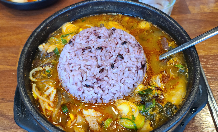 상대원동 해장국 장수본가해장국 양선지해장국 밑반찬 깍두기 배추김치 선지 양 곱창 밥말아먹기