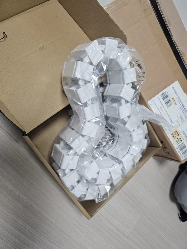 케이블 정리 전 책상 아래 전선 상태