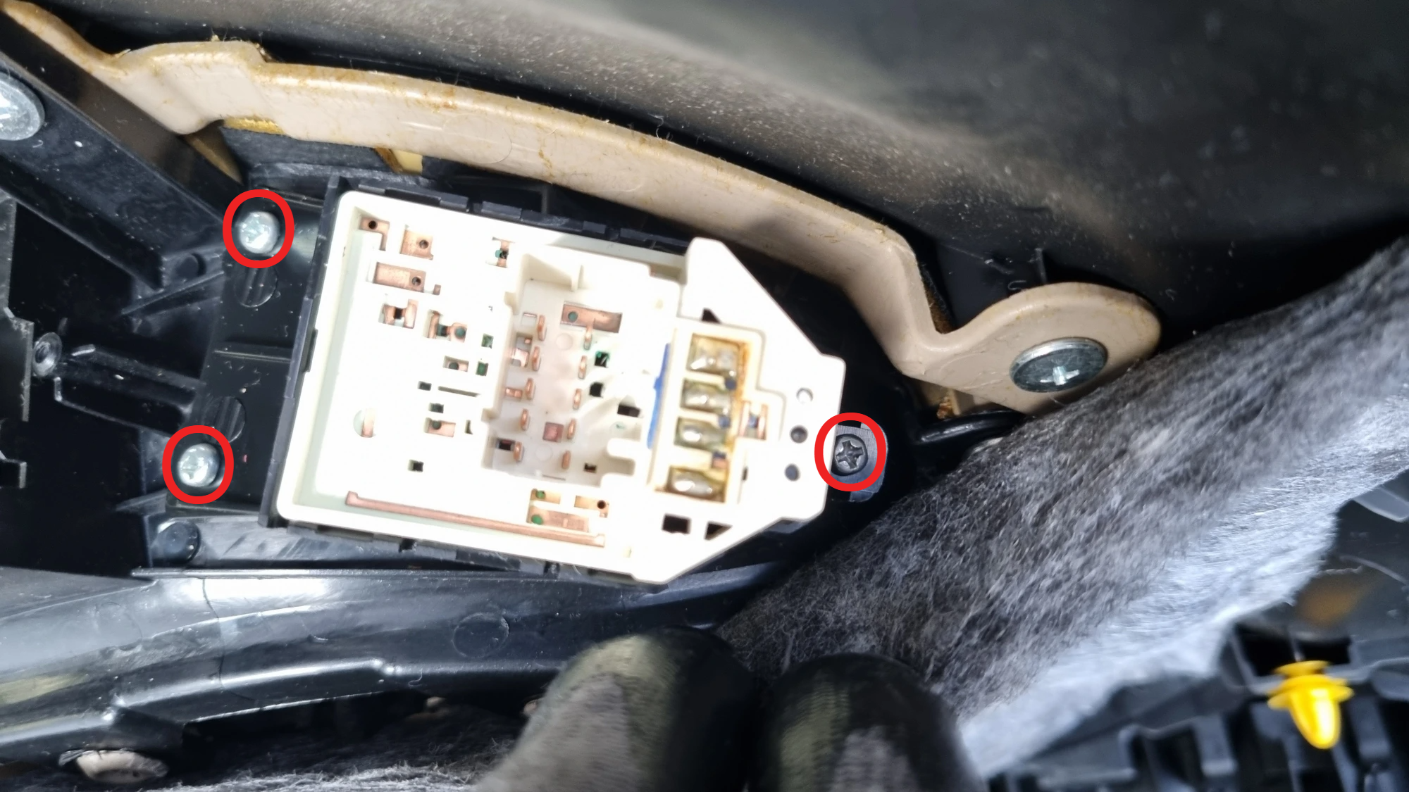 사이드미러 스위치 고정 볼트 위치