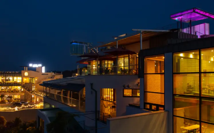 밤에 불이 켜진 카페 건물들