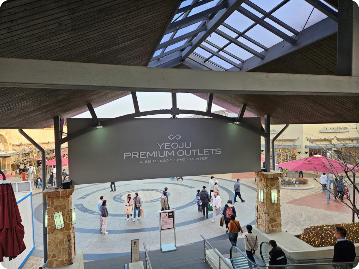 경기도-여주시-여주신세계프리미엄-아울렛-정문-에스컬레이터-쇼핑하는-사람들