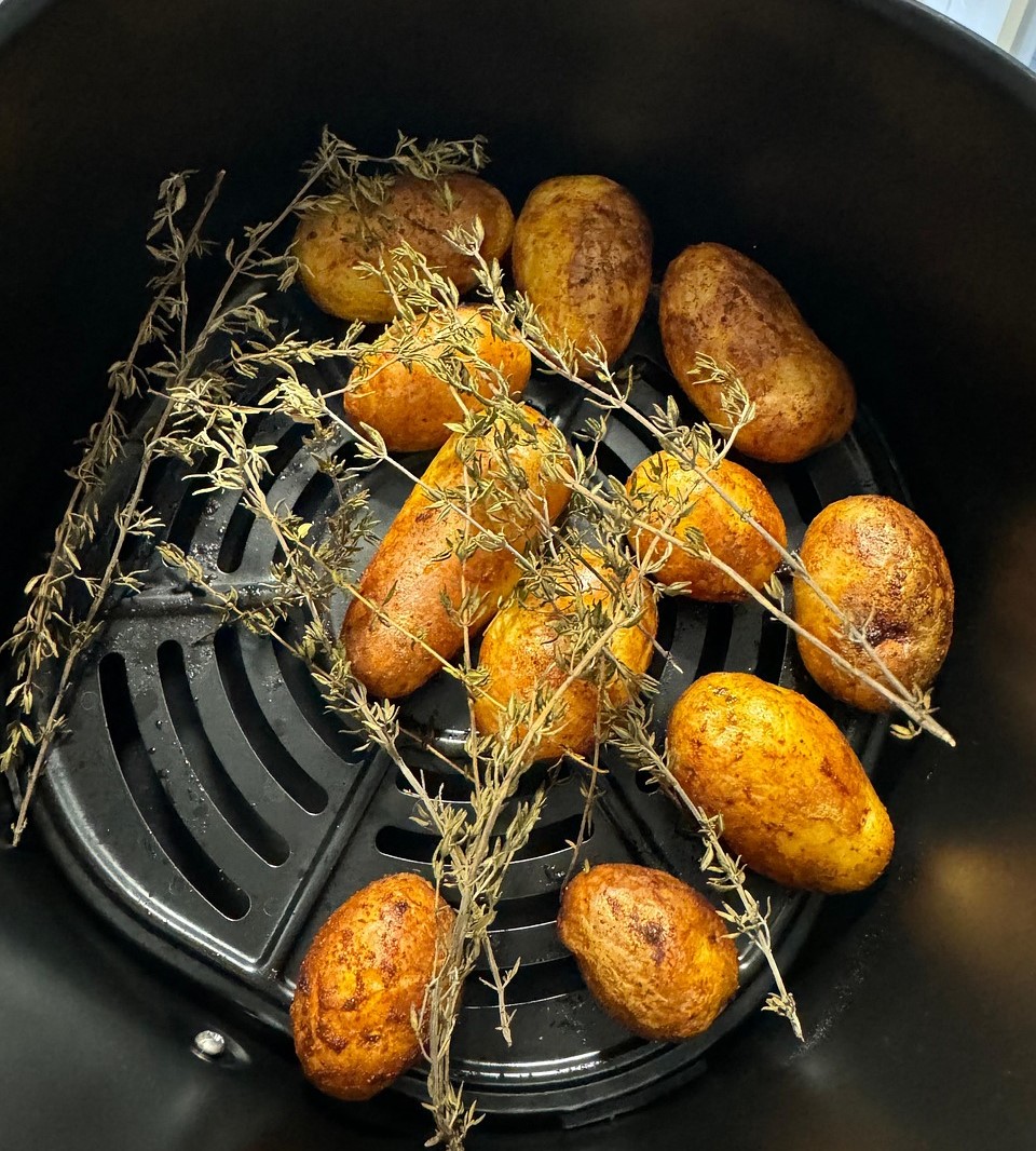 에어프라이어로 조리한 감자 사진