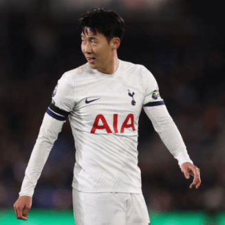 주위를 살피며 그라운드를 걷고있는 손흥민